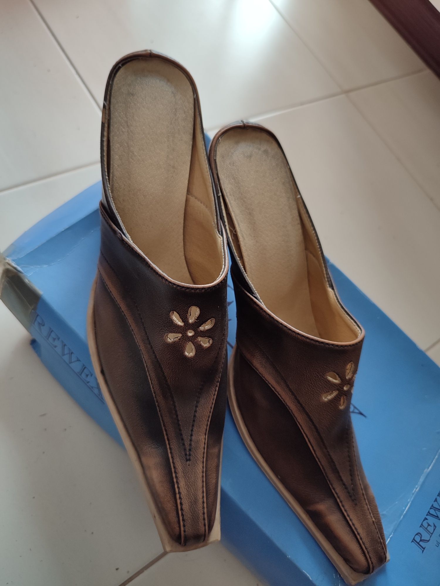 Buty damskie z czubkiem 40