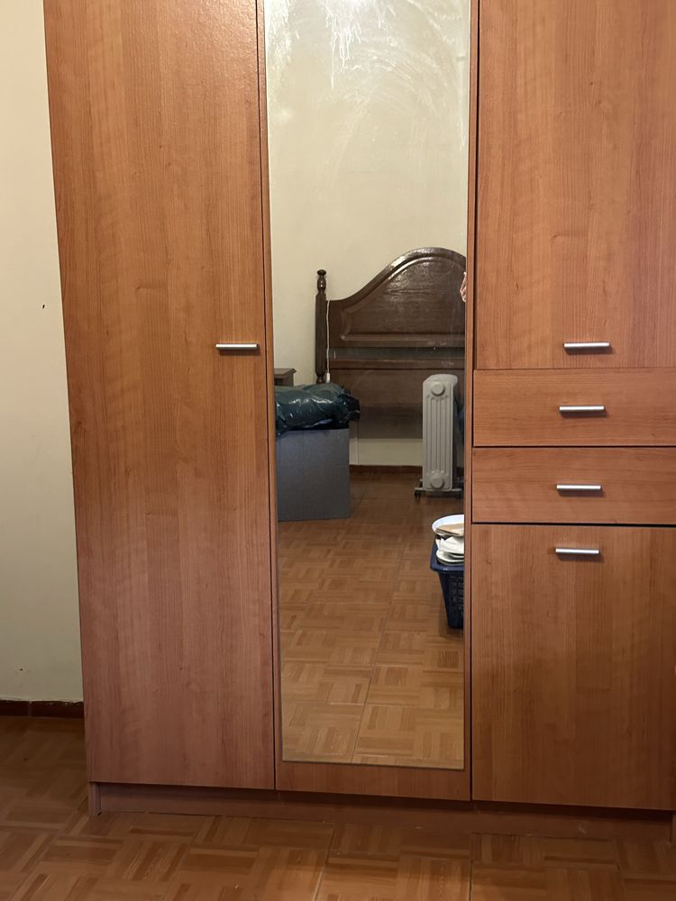 Guarda roupa de madeira