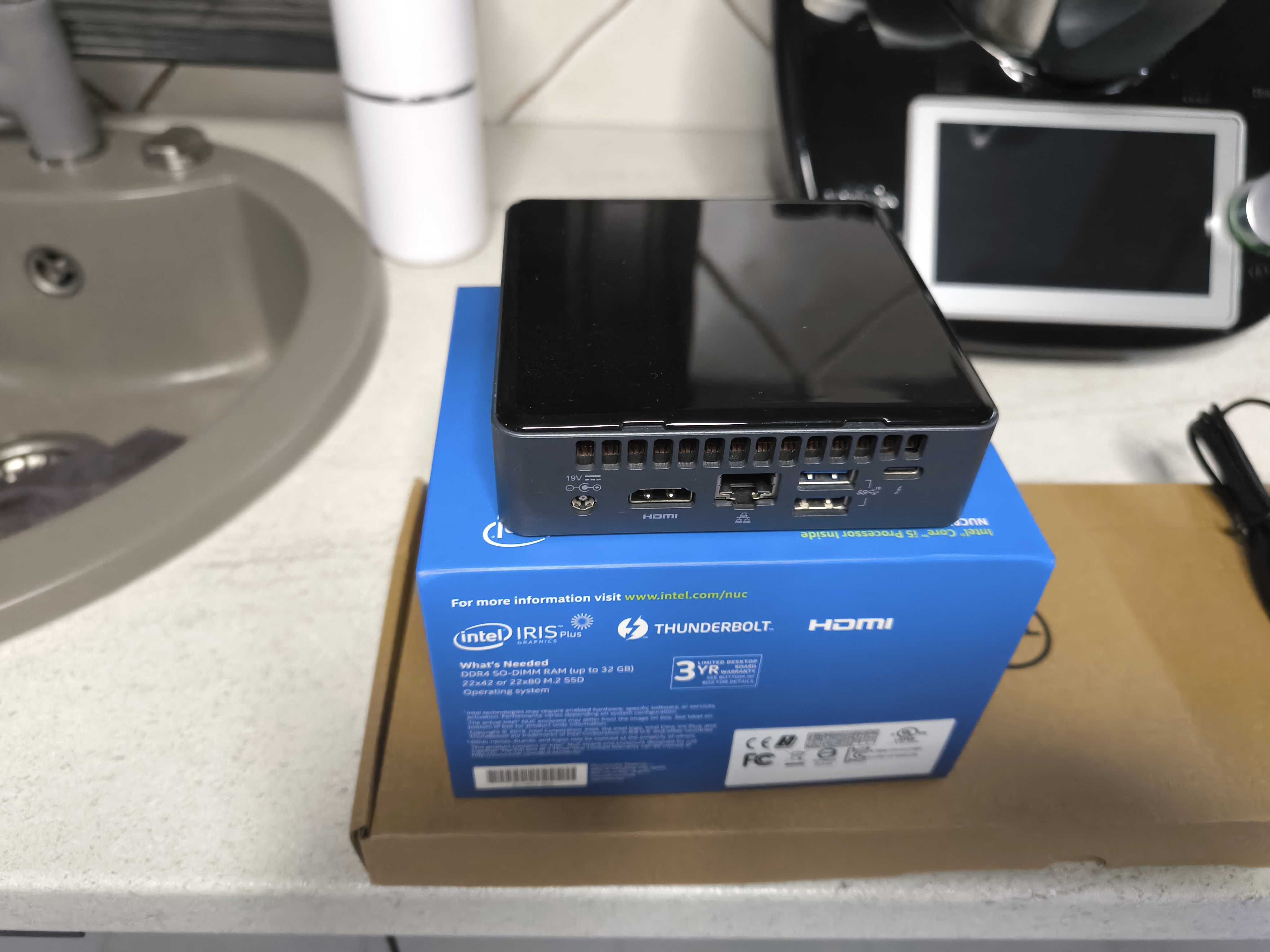 Komputer Intel NUK i5/16 GB RAM/SSD 512 GB