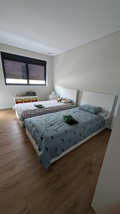 Quarto (duas) crianças.