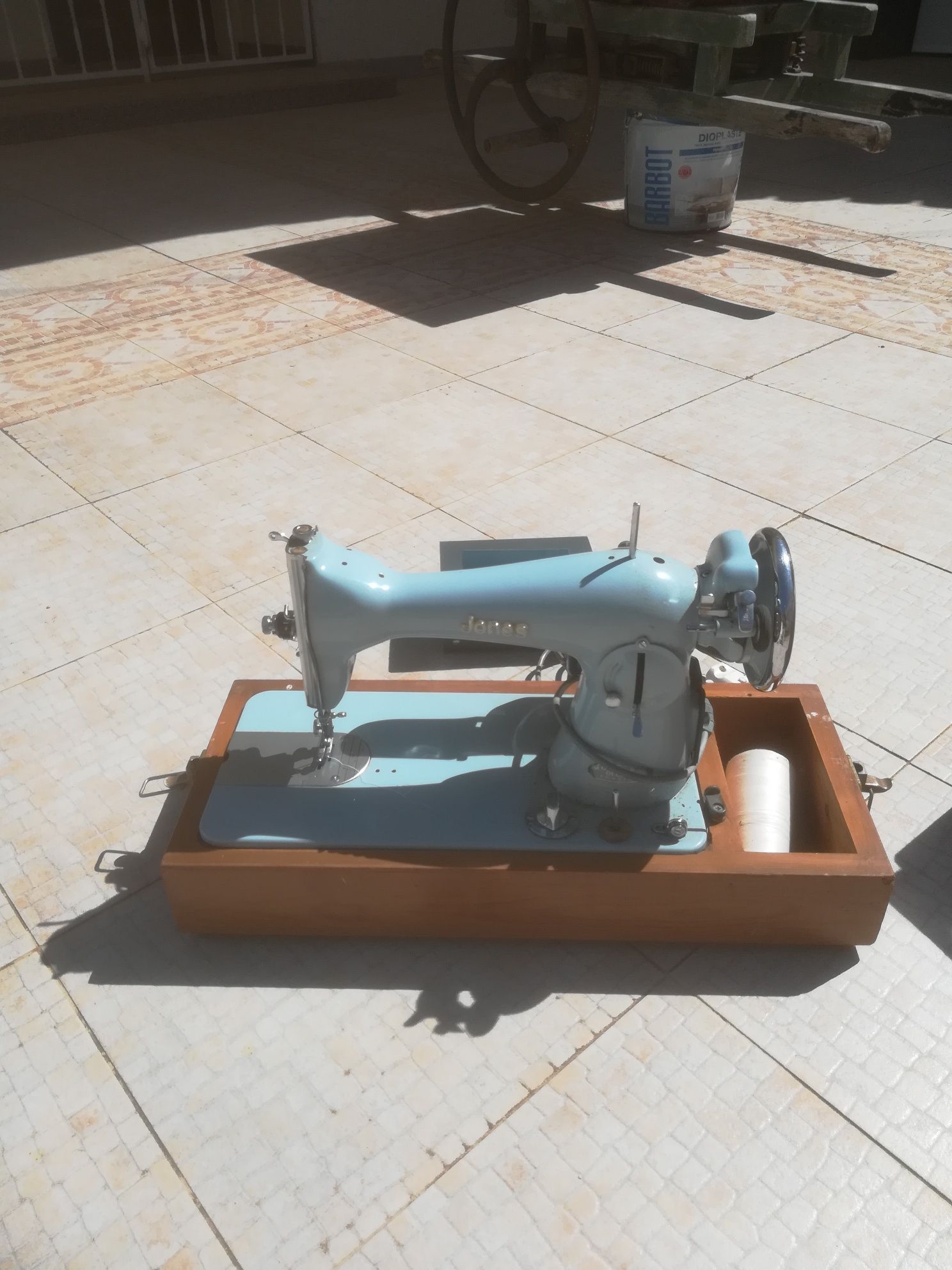 Antiga máquina elétrica de costura