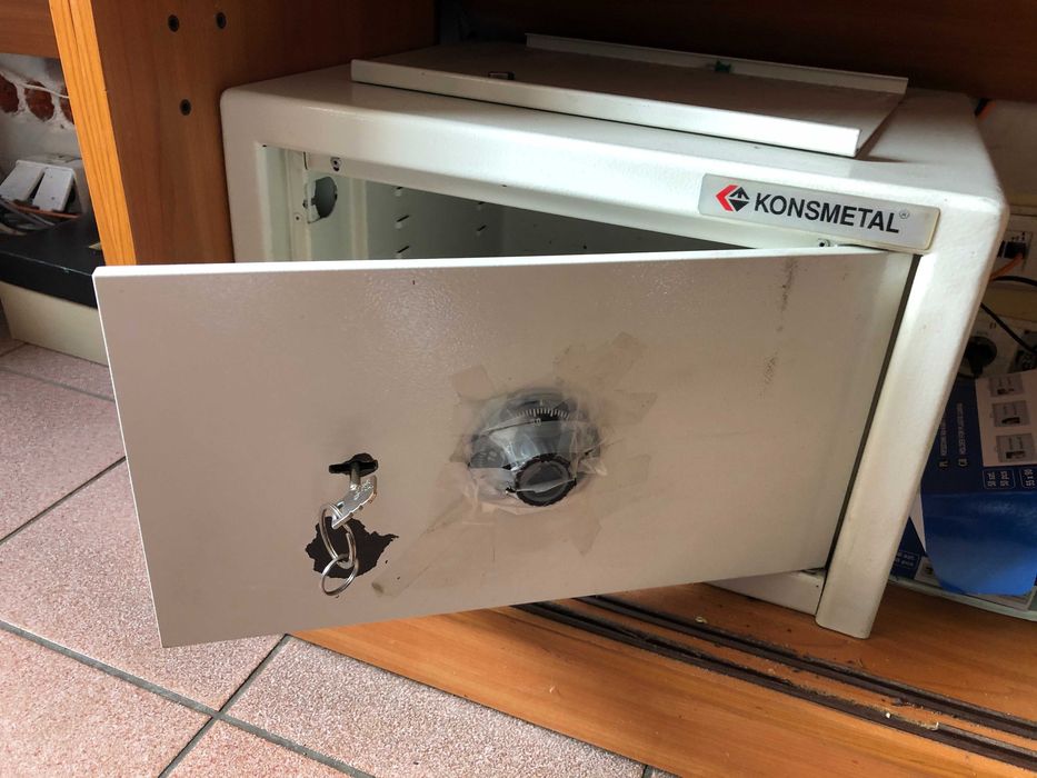 Sejf oraz szafa na dokumenty niejawne, broń i amunicję