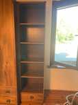 Biblioteczka w kolorze ciemnego dębu – 5 półek i szuflada