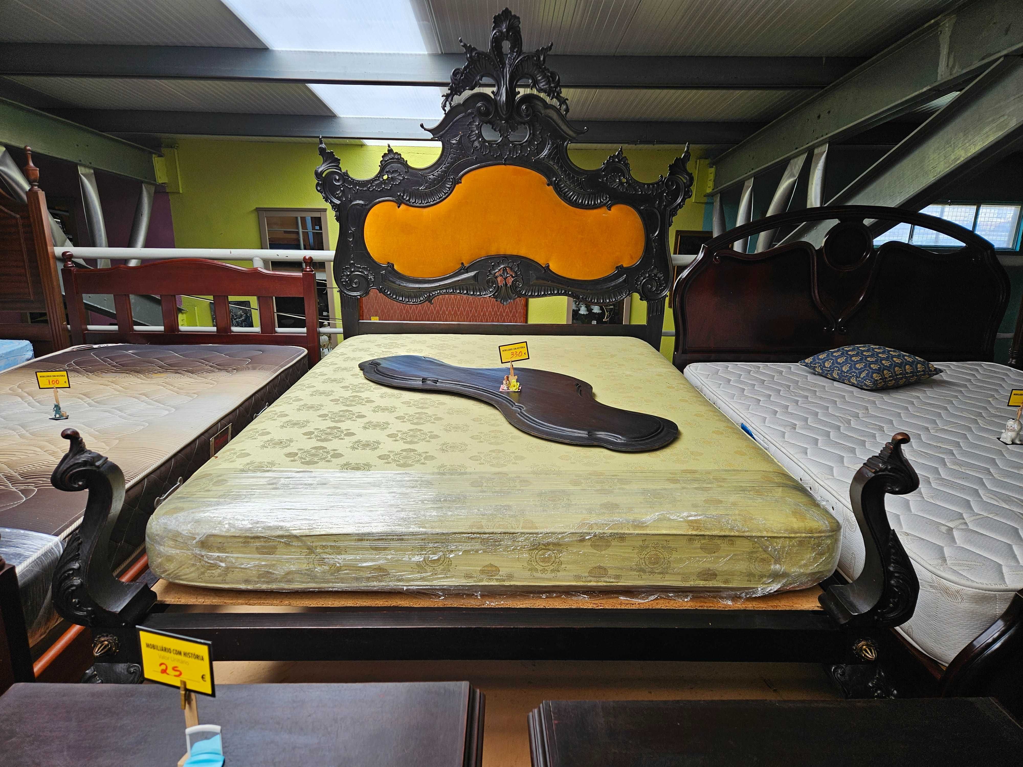 Cama antiga em madeira maciça com estrado e colchão - Muito bo