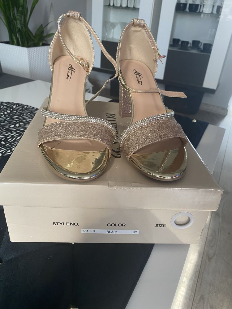 Buty na słupku złote