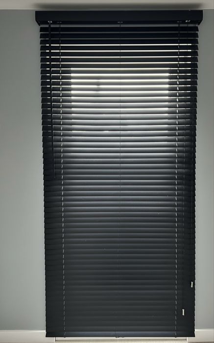 Zestaw czarnych drewnianych żaluzji wewnętrznych