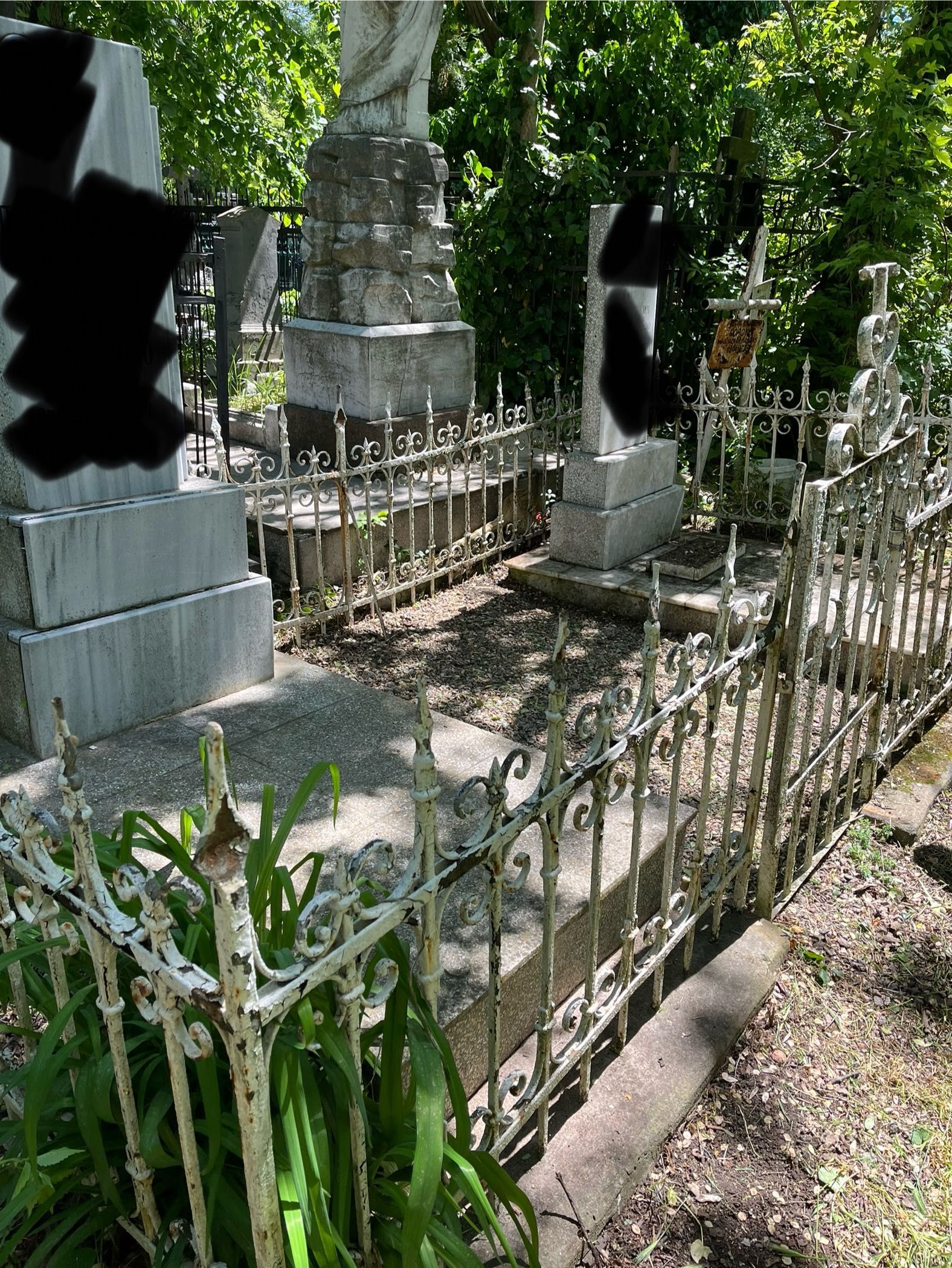 Уборка на кладбище, декорирование  могилы мраморной крошкой, камнем.