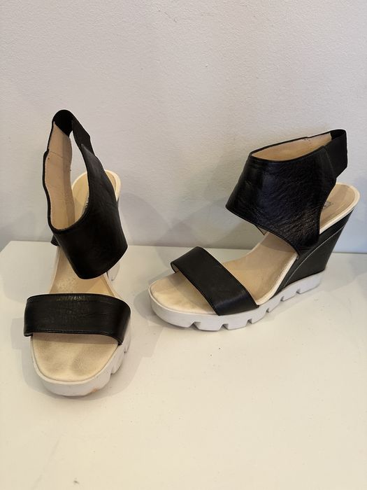 Piękne buty na koturnie Venezia