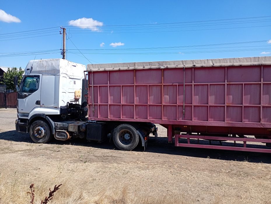 Напівпричіп зерновоз в доброму стані.