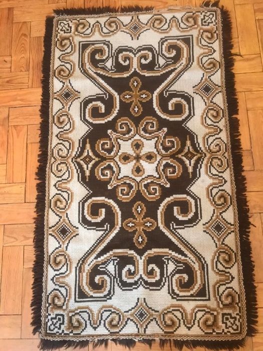 DOIS TAPETES de ARRAIOLOS - Excelente estado de conservação