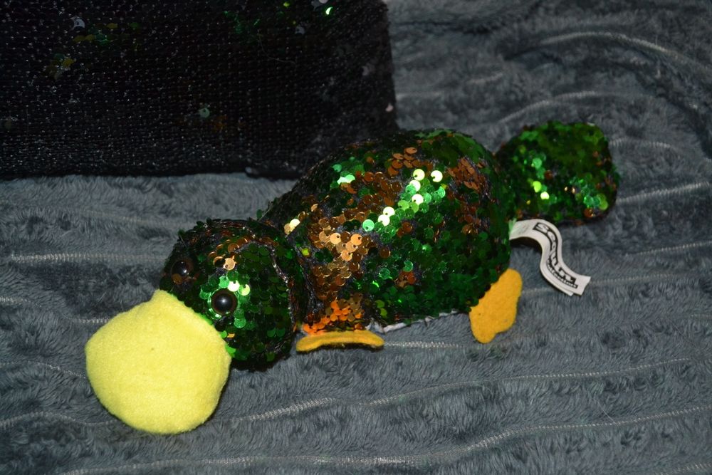 Подушка и игрушка с пайетками-перевёртышами.