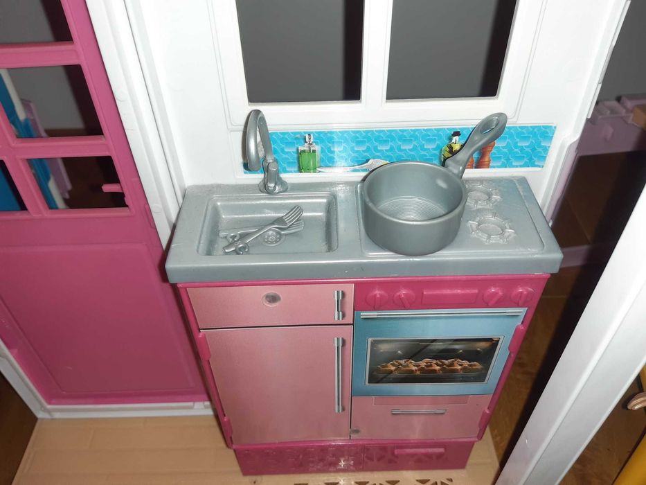 Barbie Domek DVV47 z Lalką 2-piętrowy Dom SPA Łazienka Kuchnia Mattel