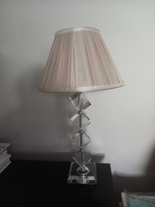 Lampa stołowa z efektowną podstawą.