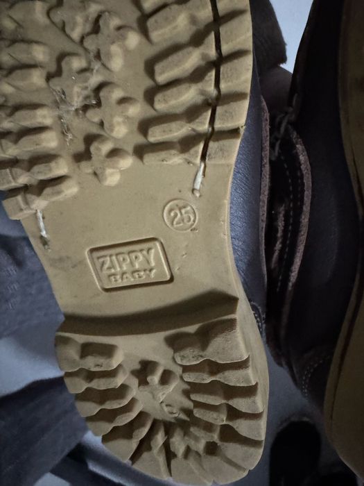 Sapatos castanhos em pele e sola borracha Zippy tamanho 25