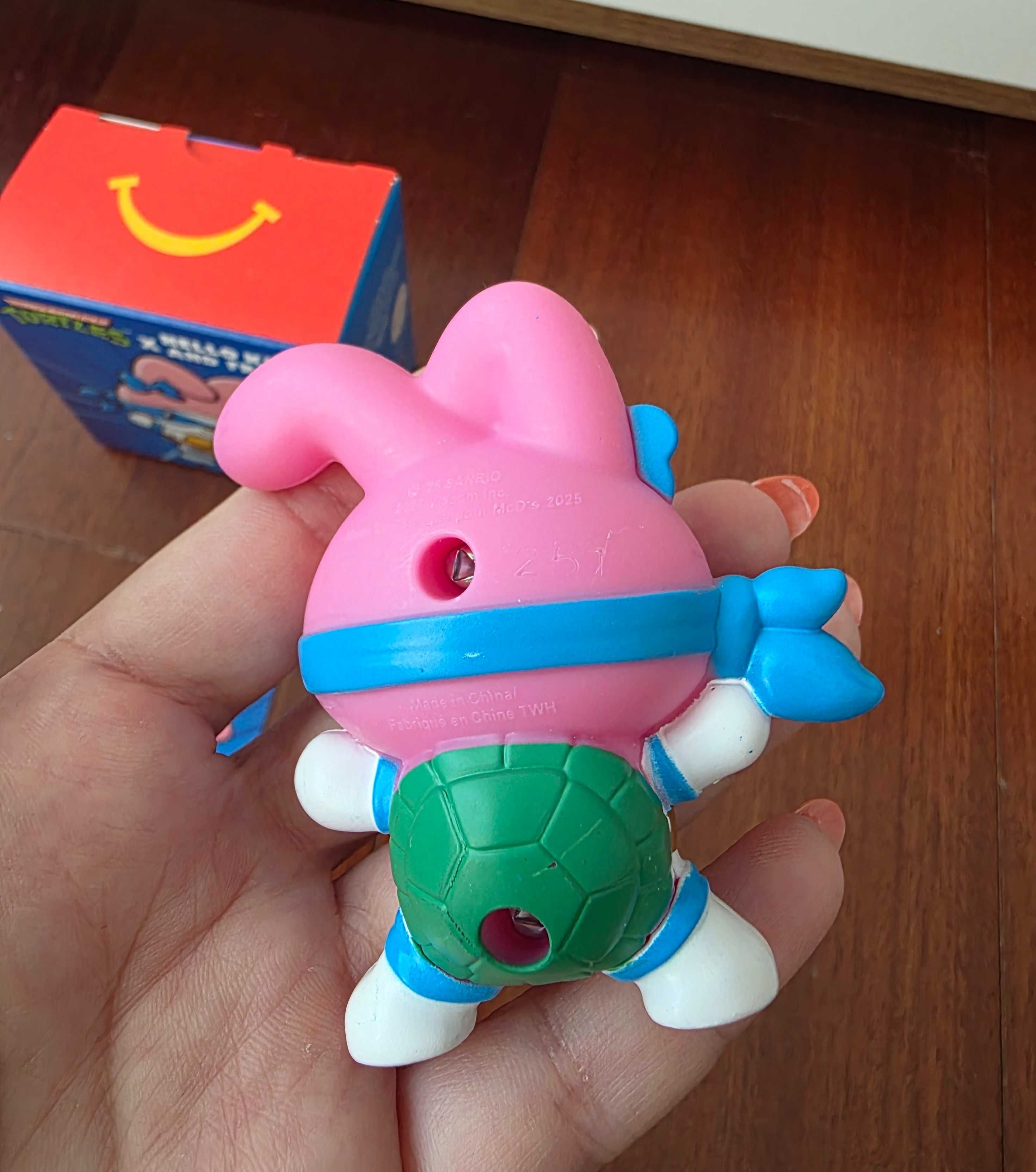 2 Brinquedos TM Ninja Turtles x Hello Kitty - caixas vermelha e azul