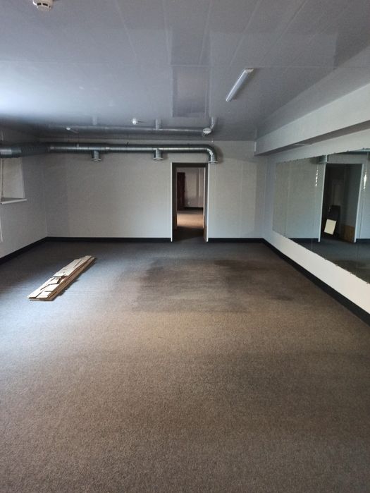 Продається комерційне приміщення .