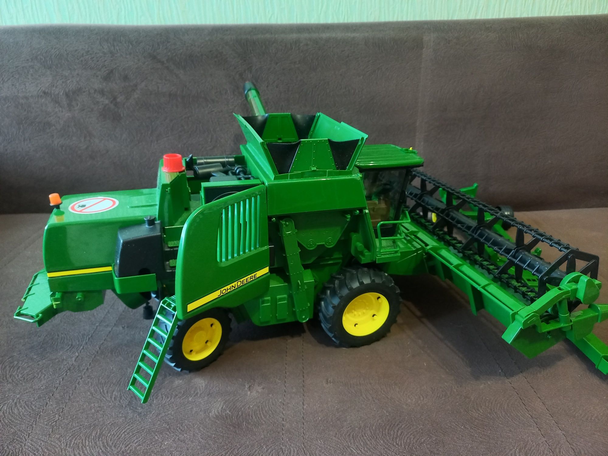 Комбайн John Deere T670i від Bruder (02132) масштаб 1:16