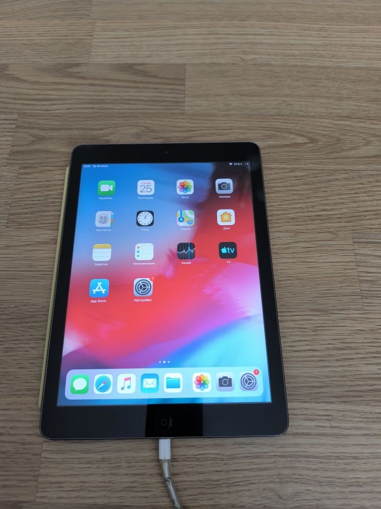 iPad Air A1474 (на запчастини) — екран цілий, чохол, кабель