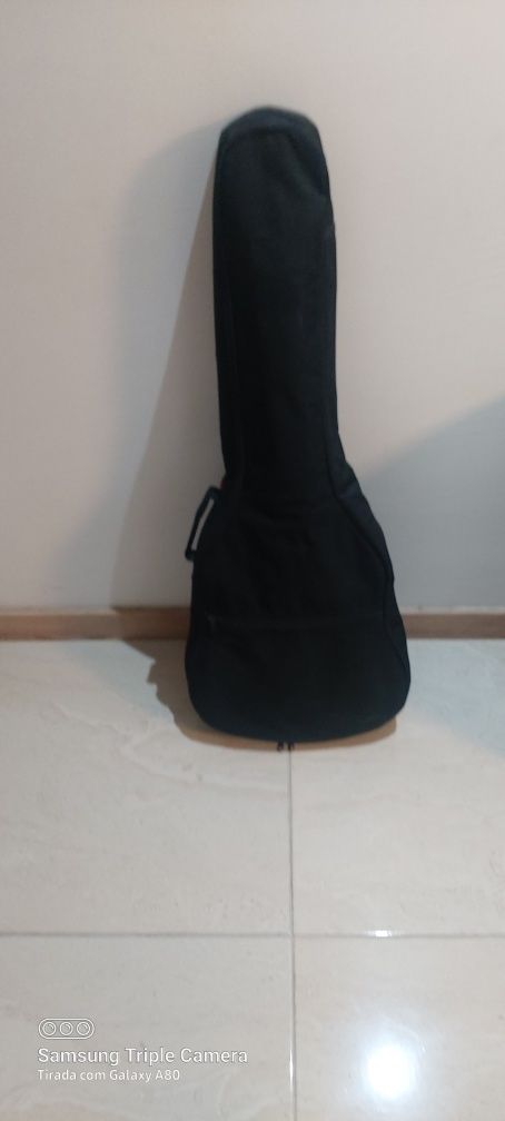 Violão em bom estado