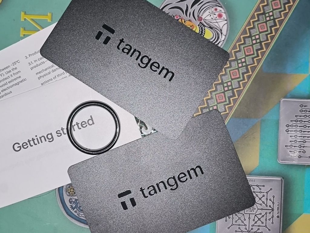 Криптогаманець Tangem Ring Wallet 2.0 набір з 2 чорних карток та 1 кіл