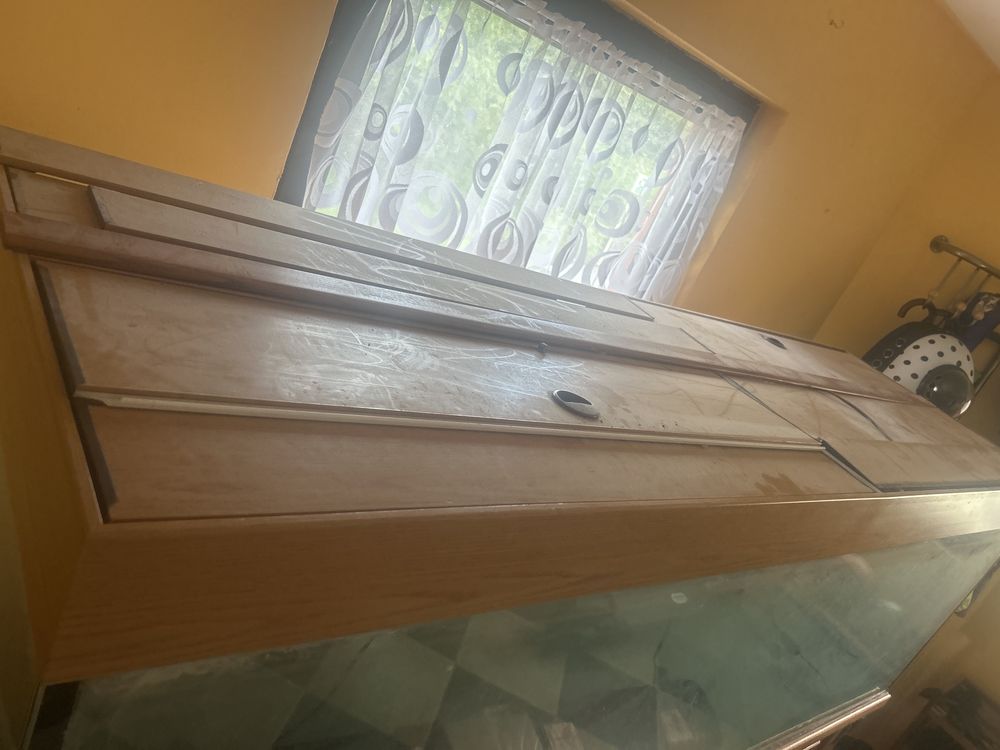Akwarium 800 l z dębową szafką pod wymiar i osprzętem.