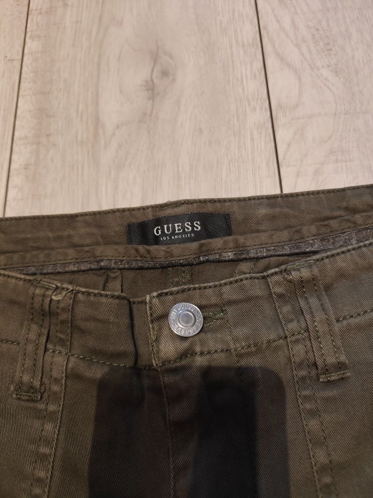 Oryginalne spodnie jeansy jeans do kostek khaki Guess z naszywkami r.M