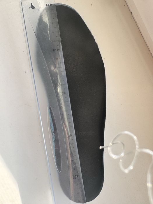 Кросівки adidas.