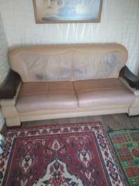 Кожаный диван с деревянными подлокотник