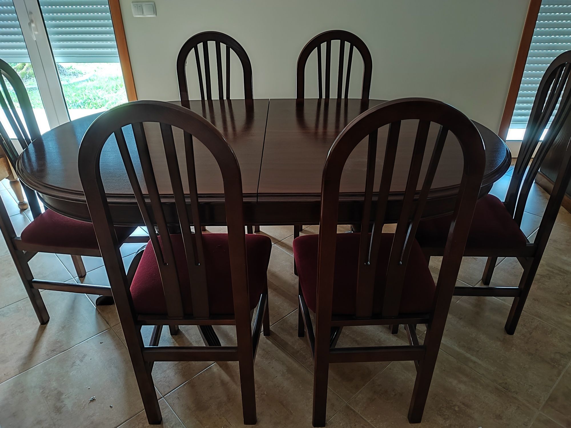 Mesa de sala extensível com cadeiras