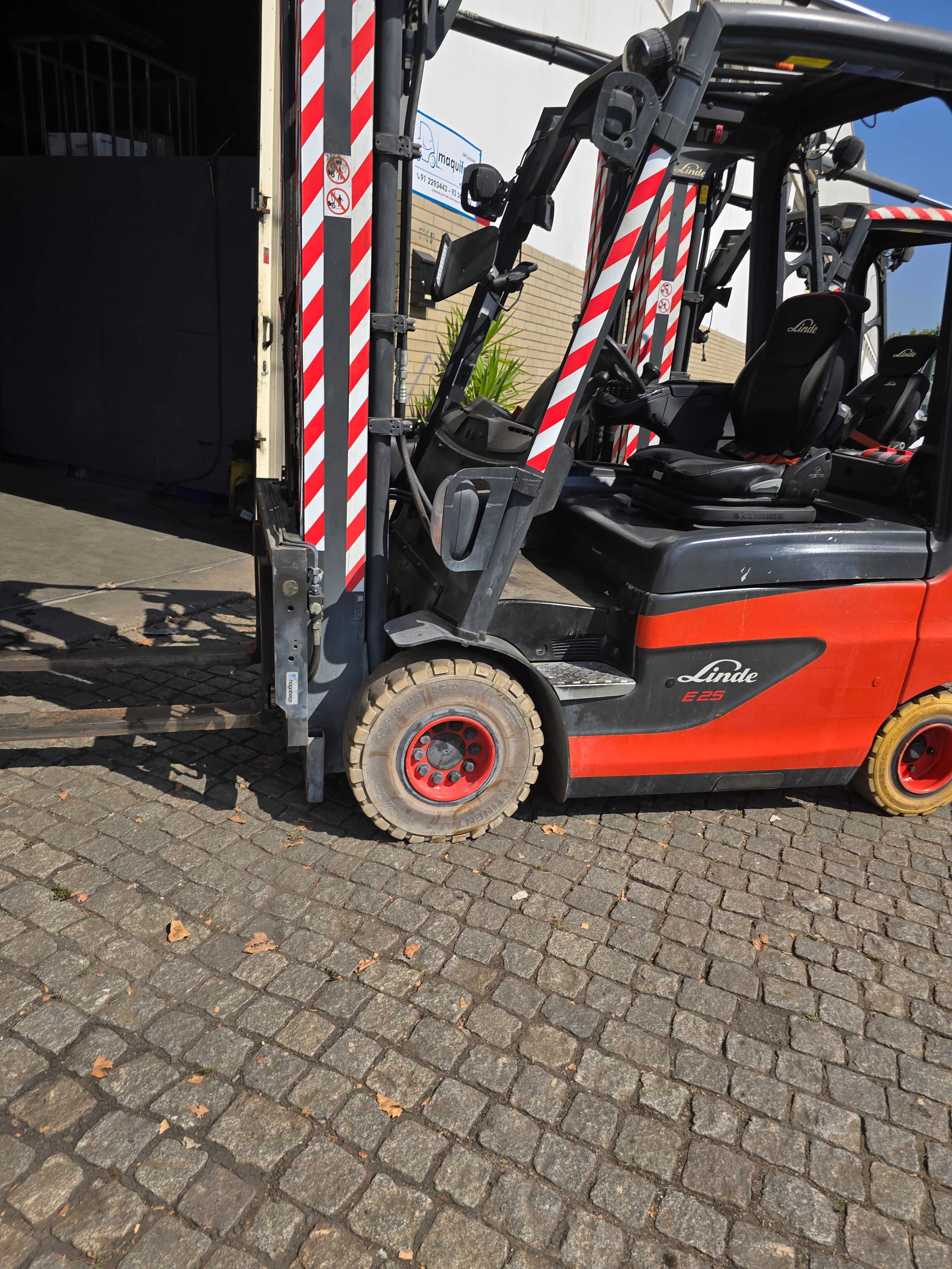 Empilhador linde 2.500kgs Mastro triplo
