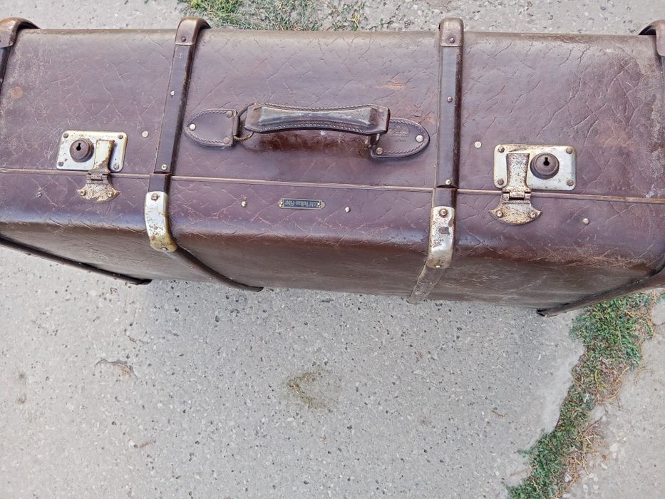 Старовинна валіза в ретро стилі