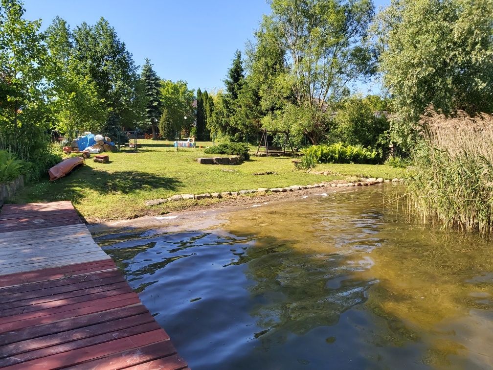 Domek letniskowy na Mazurach nad jeziorem, z linią brzegową jeziora