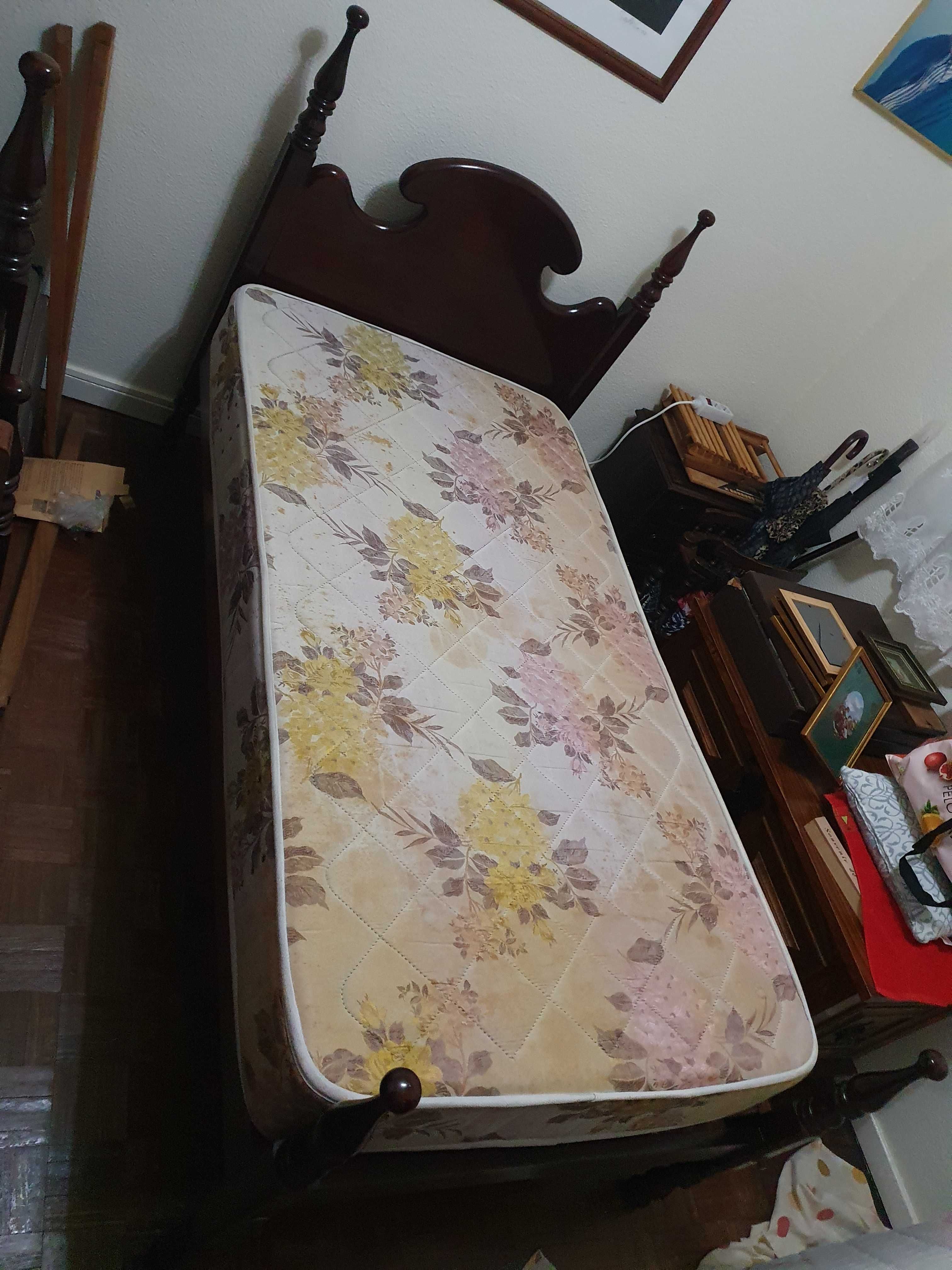 Vendo Cama em Madeira Maciça + colchão ambos em ótimo estado