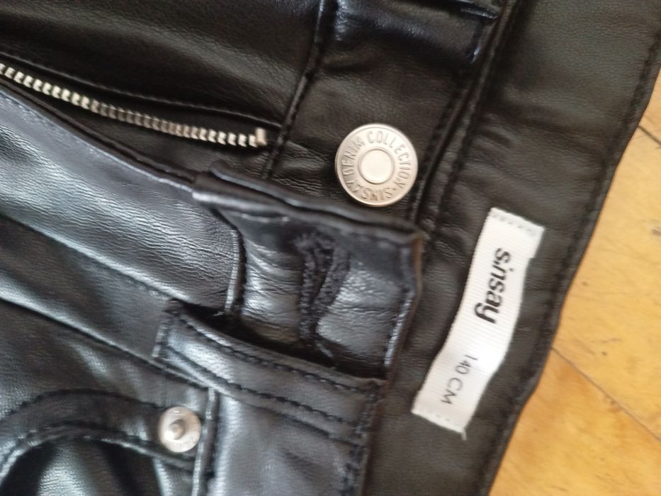 Czarne dziewczęce spodnie rozmiar 140