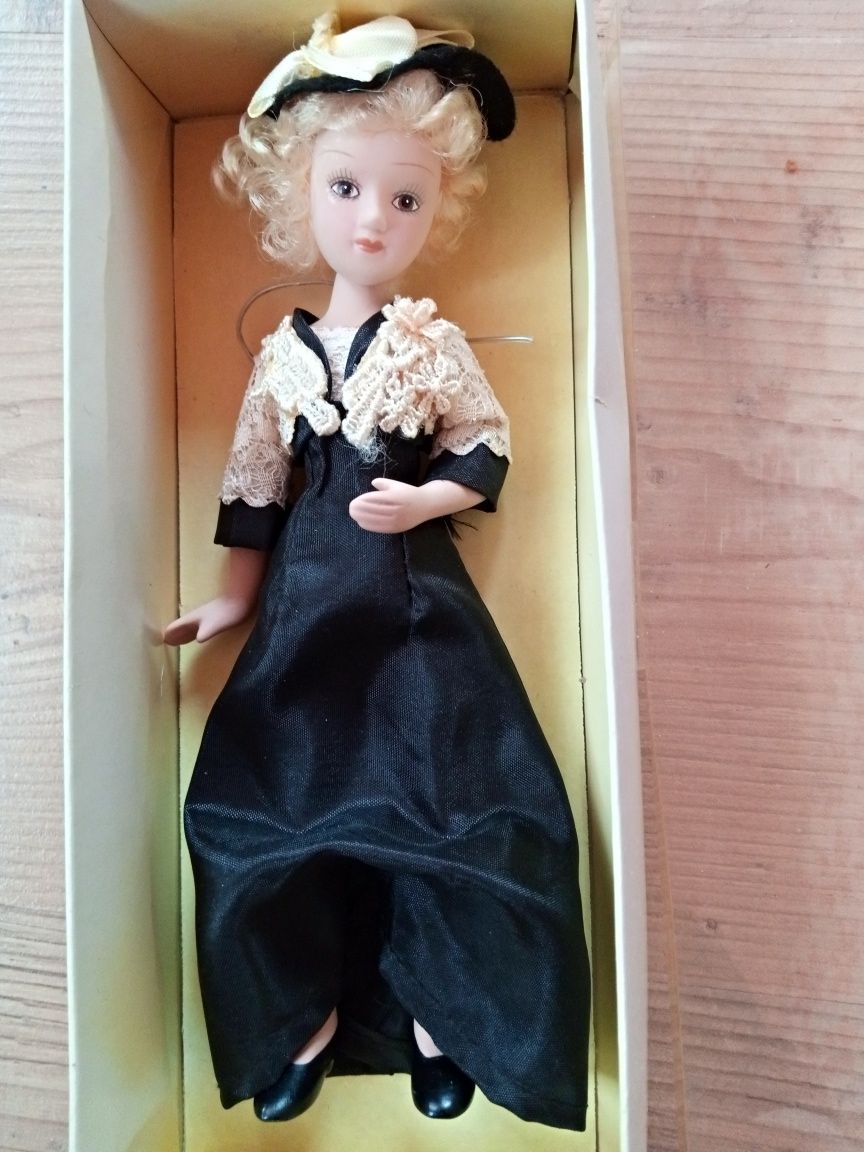 Новая Фарфоровая кукла красивая