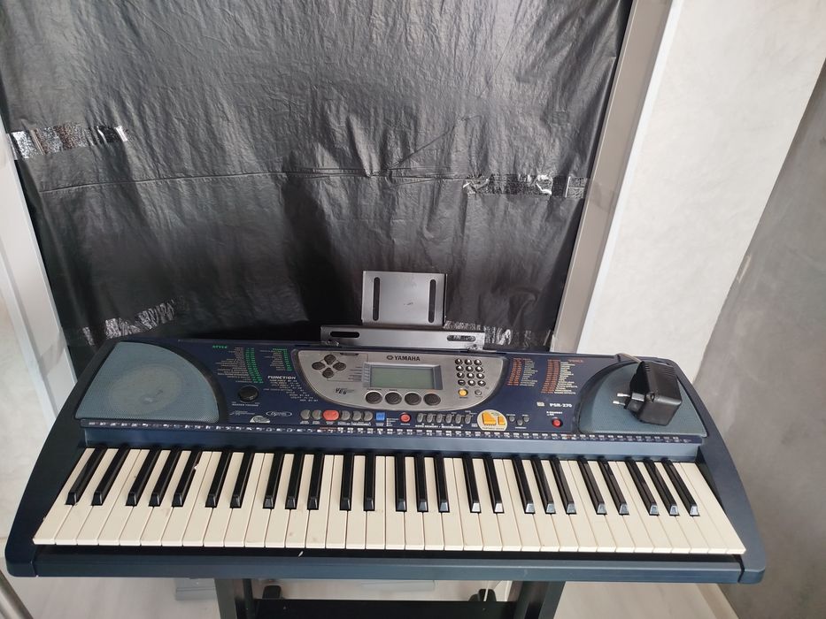Продам синтезатор ямаха  psr270
