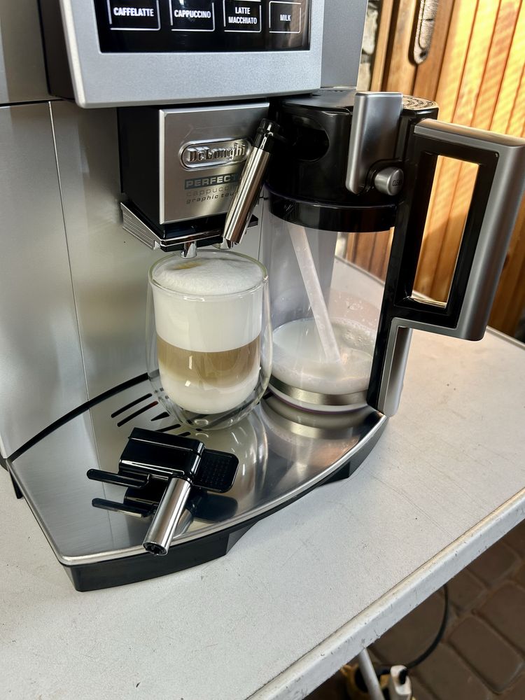 Delonghi Perfecta Cappuccino Graphic Touch ESAM5600 Кофемашина