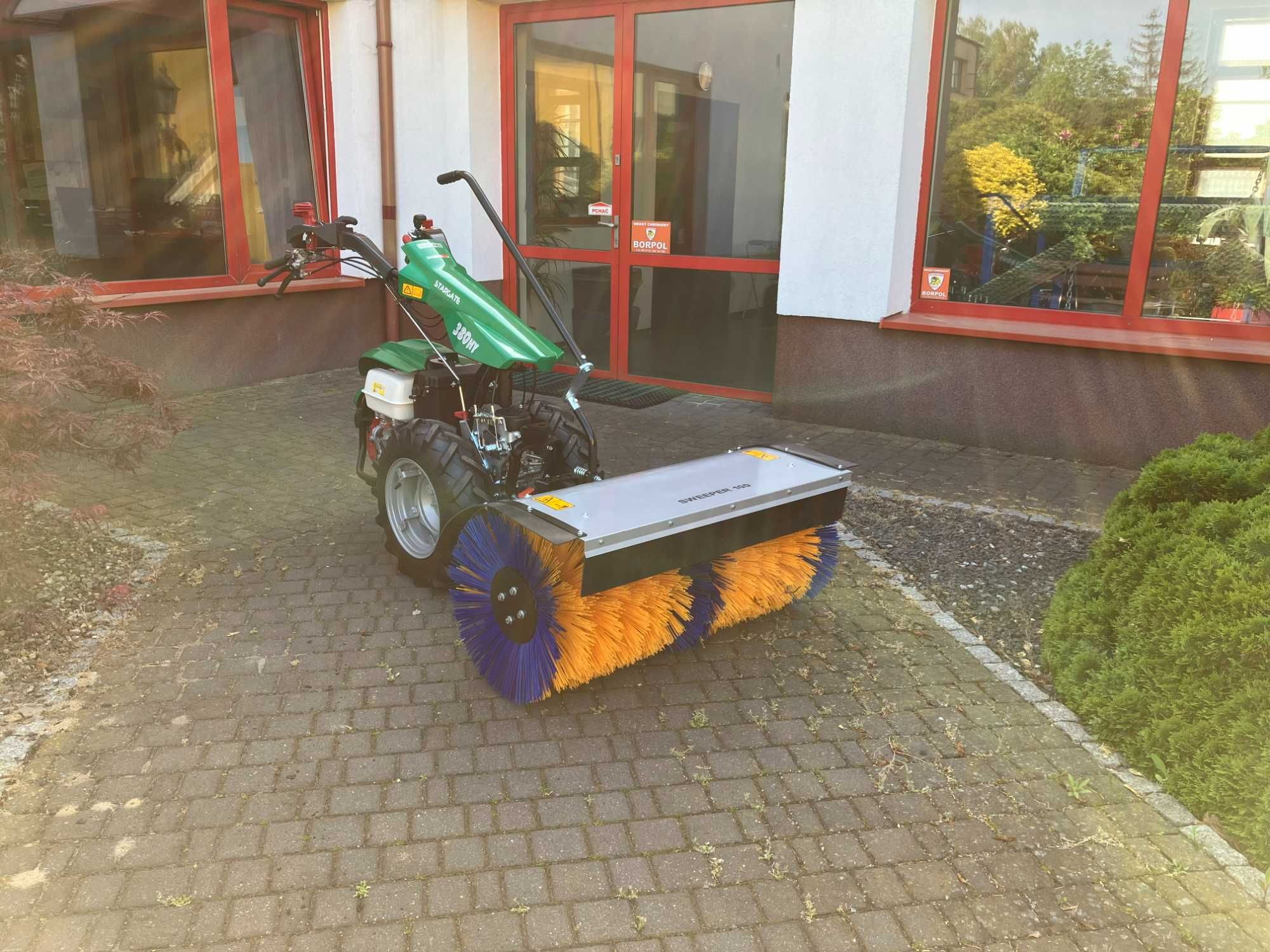 Ciągnik jednoosiowy z napędem hydrostatycznym i zamiatarką
