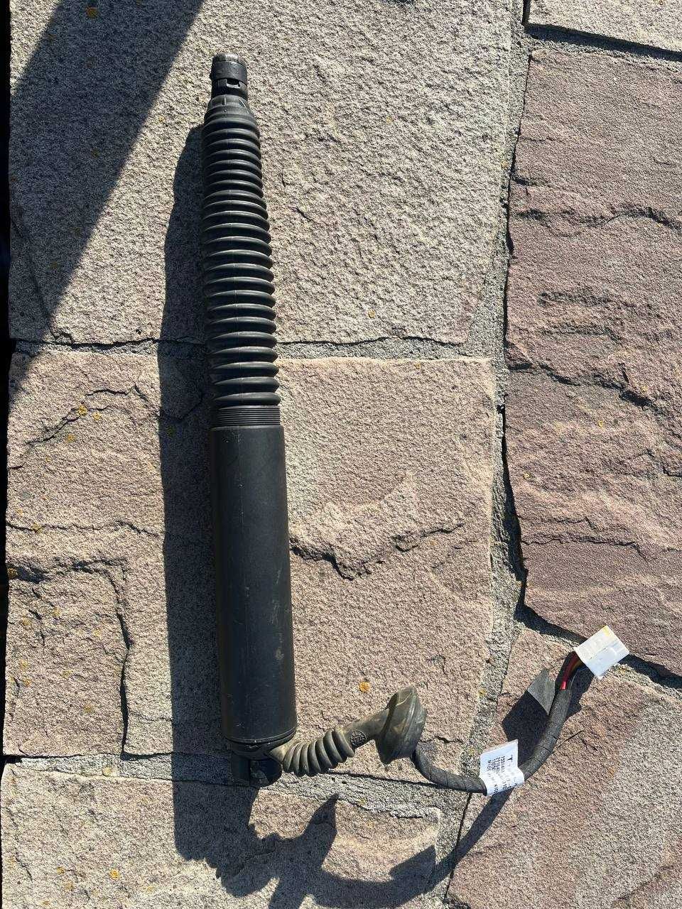 Електро амортизатор кришки багажника лівий Tesla Model 3 1551488-00-C