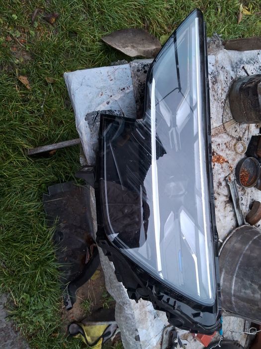 АудіQ8 б/у фара .