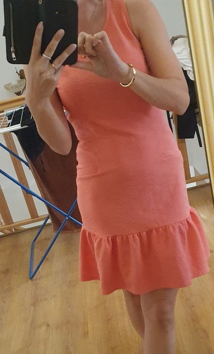 Sukienka S morelowa midi dopasowana