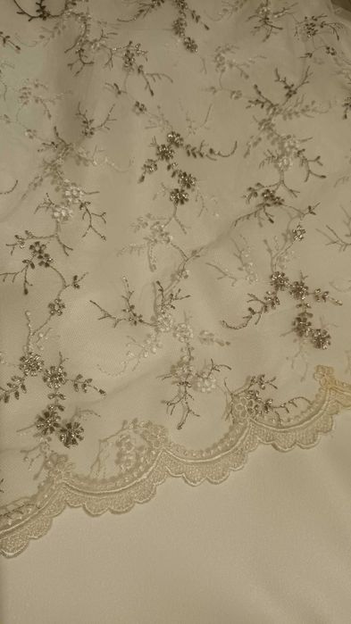 Romantyczna suknia ślubna z koronką i trenem rozmiar 40, wzrost 160cm