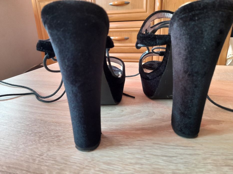 Sandały na słupku, wiązane PRIMAVERA