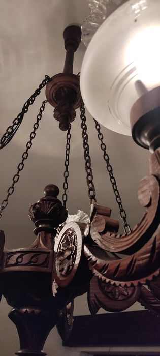 Candeeiros em madeira trabalhada