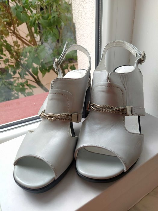 Босоніжки на каблуку