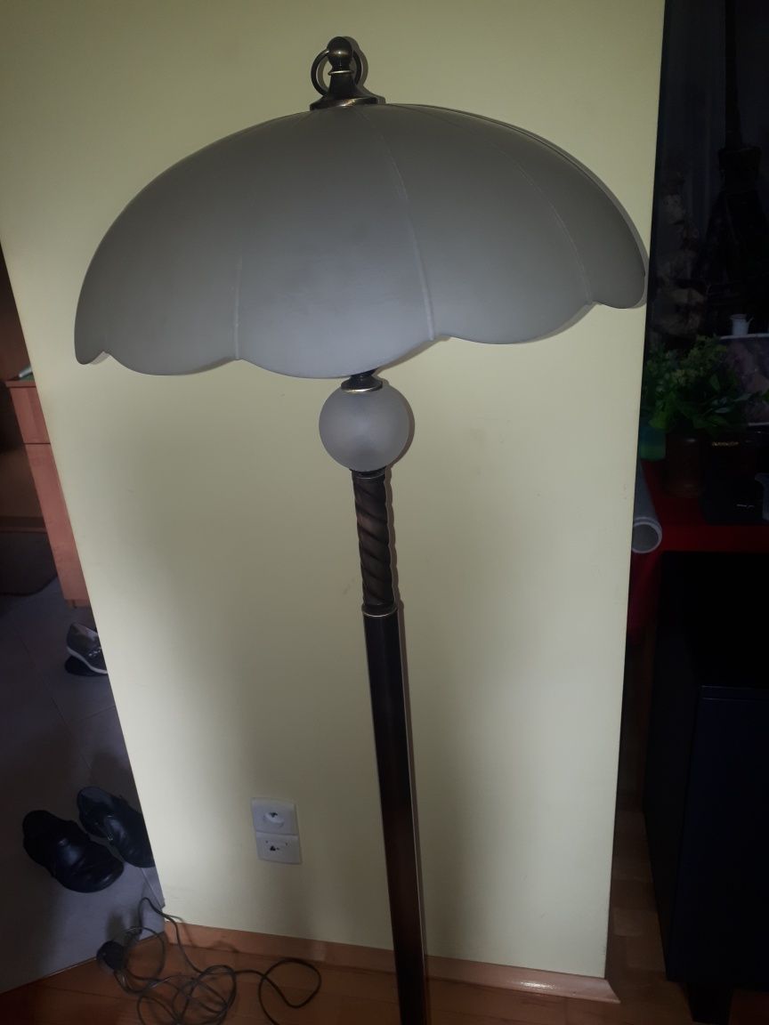Lampa mosiężna stylowa.