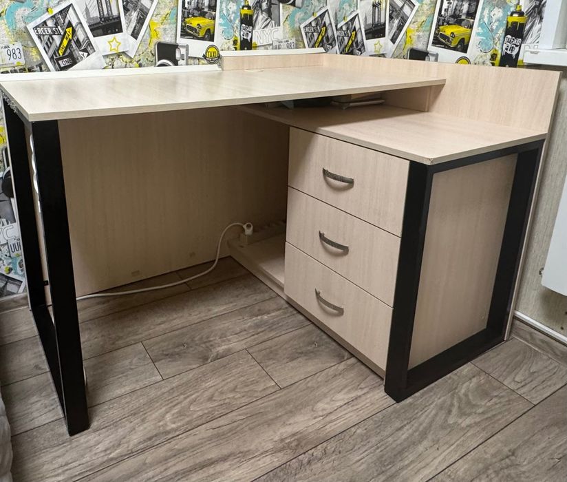 Продам письмовий стіл