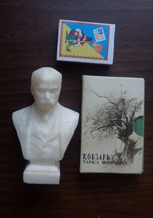 Мініатюрне видання кобзаря та бюст Шевченка