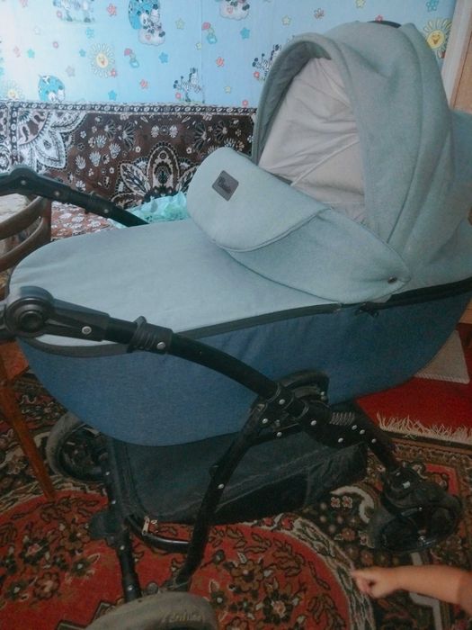 Продається дуже зручна дитяча коляска