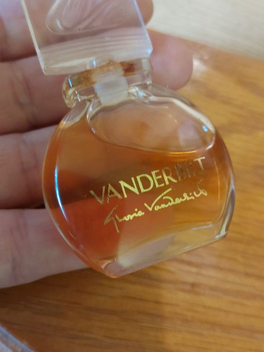 Perfumy-Vanderbilt-Gloria Vanderbilt.